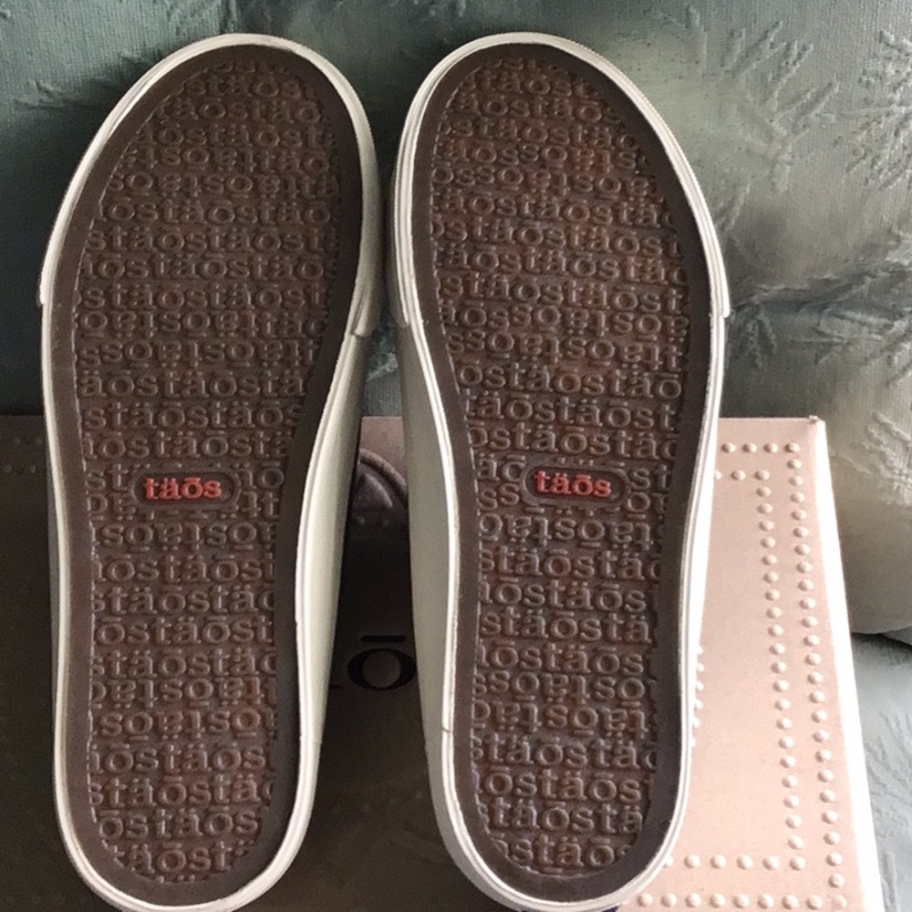 Taos mule canvas shoes.    Size 8 - Picture 3 of 5